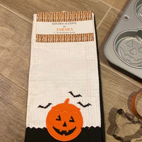 Halloween kitchen baking bundle cookie cutters sign pans towels 9 spooky pieces - Picture 2 of 5